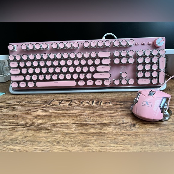 Retro typewriter style keyboard with mouse- Lights up with different patterns - Picture 5 of 6